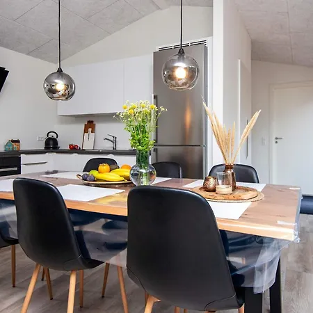 6 Person In Ansager-by Traum